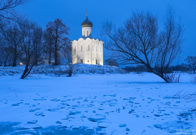 покрова на нерли,храм,церковь,боголюбово,сумерки,зима,синий,архитектура,пейзаж,снег,лёд,подсветка Зимние сумерки у храма Покрова на Нерли фото превью