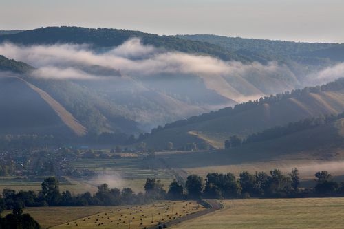 Туманное утро в горах.