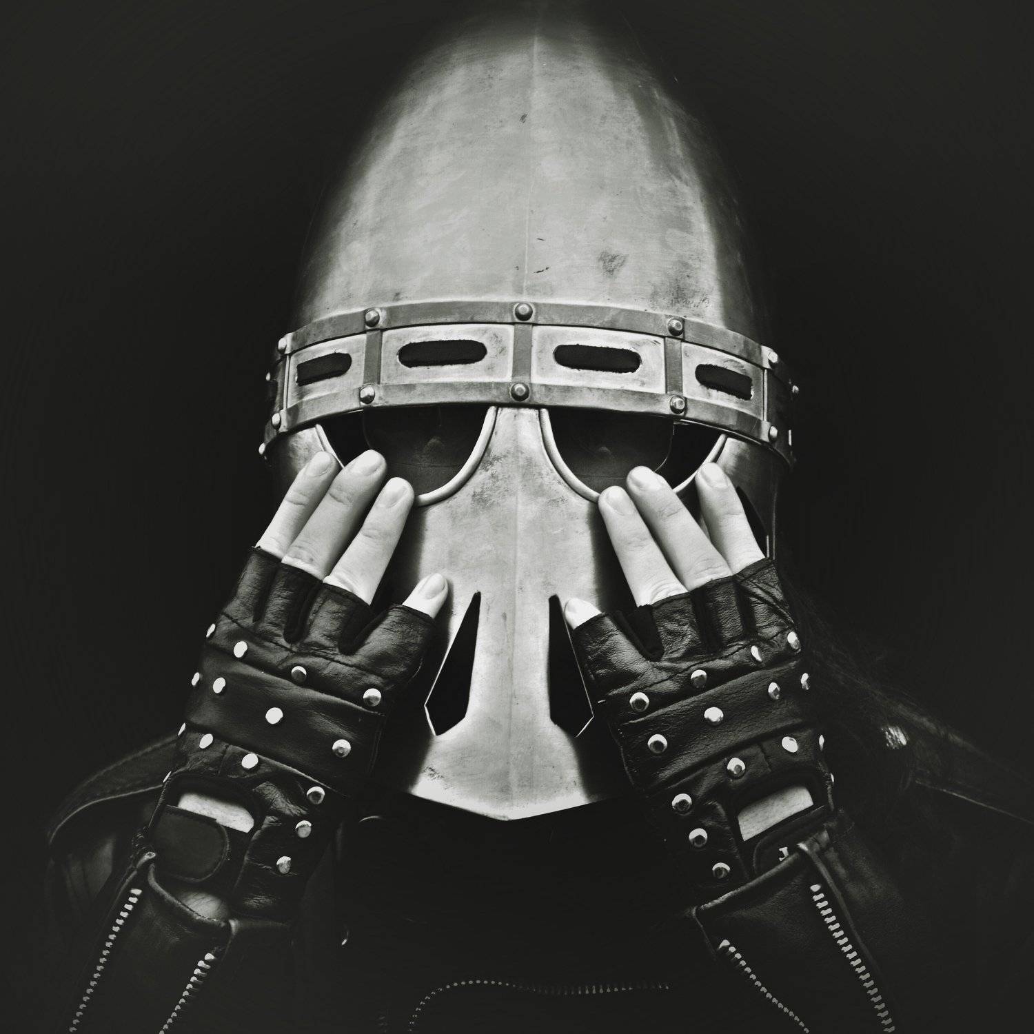 портрет, чб, черно-белое, шлем, рацарь, доспехи, латы, анна салтыкова, квадрат, монохром, Anna Saltykowa