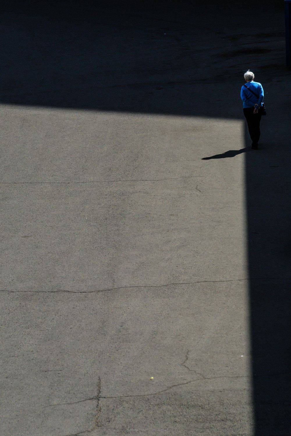 Люди, город, улица, жанр, человек, тень, свет, минимализм, цвет, синий, , АлександрТутаев