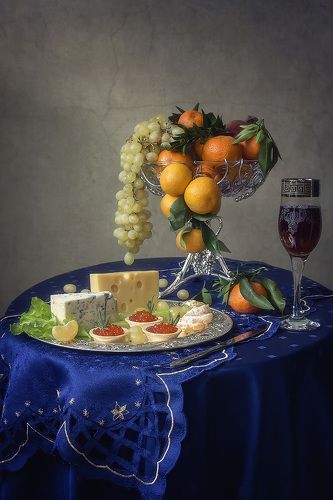 Натюрморт с фруктами и деликатесами