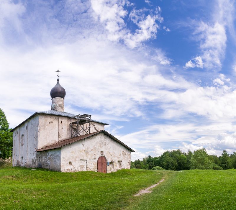 Псков, Pskov, церковь, история, небо, облака, памятник, культура Церковь Косьмы и Дамиана с Гремячей горы. фото превью