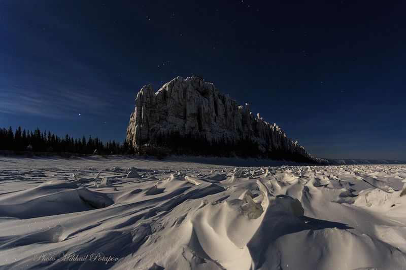 ночь, ночное небо, луна, звезды, горы, зима, снег, холод, путешествия, якутия, ленские столбы Полуночный замок фото превью