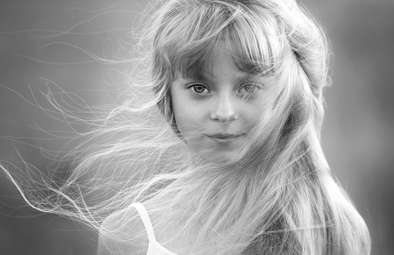 девочка, портрет, естественный свет. Колокольчик в её волосах. фото превью