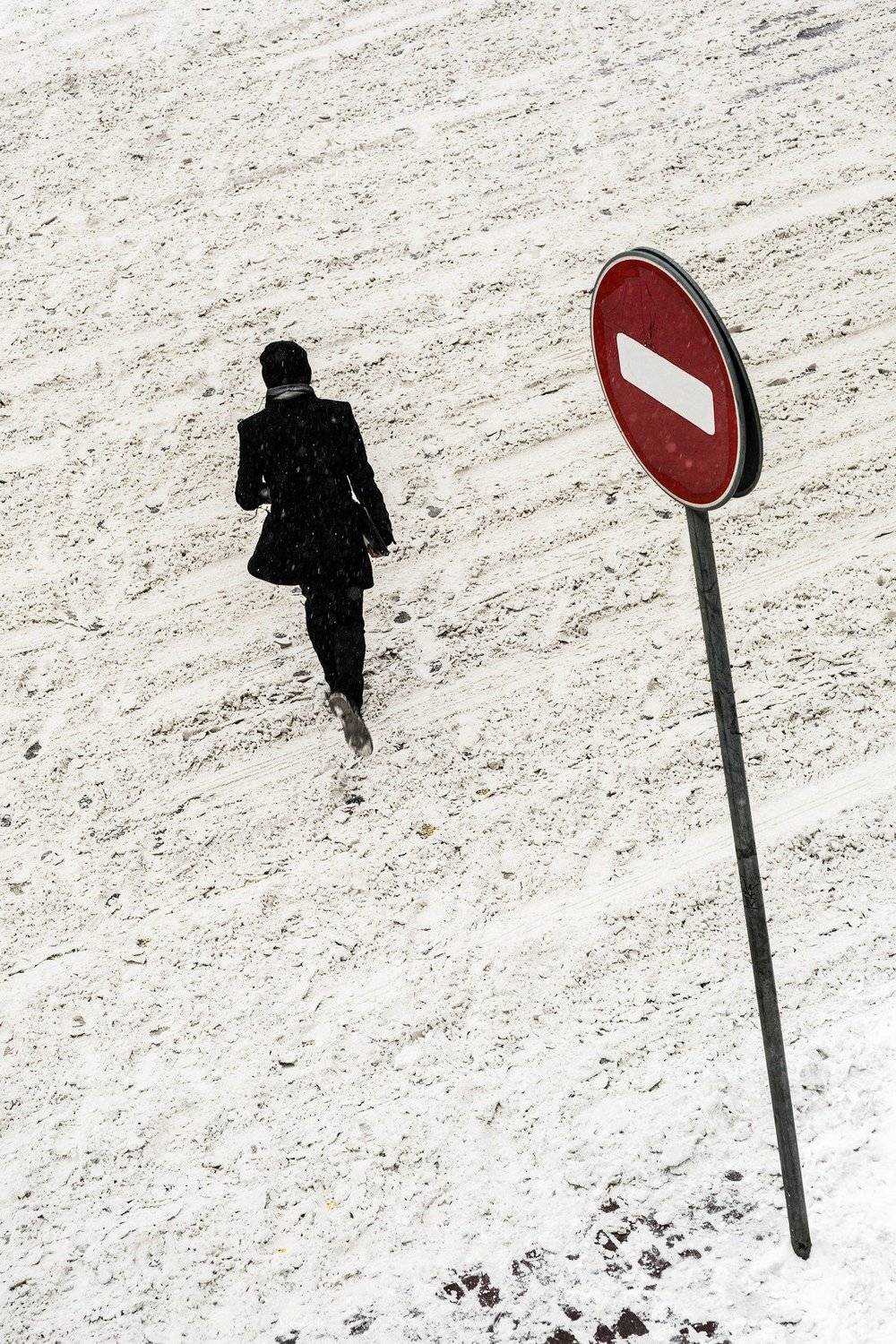 Люди, город, улица, жанр, человек, переход, знак, дорога, минимализм, цвет, красный, , АлександрТутаев