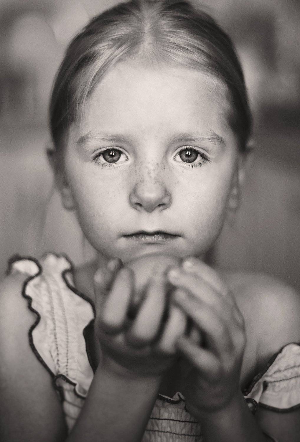 Портрет, девочка, свет, чб, глаза, взгляд, рыжая, веснушки, дети, детство, счастье, момент, Постонен Екатерина