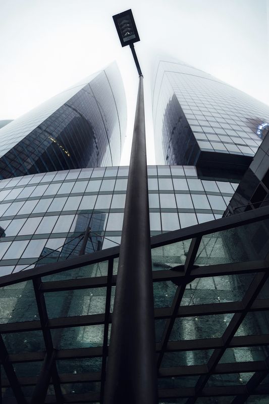 город, архитектура, москва, небоскребы, фонарь, туман Неваляшка фото превью