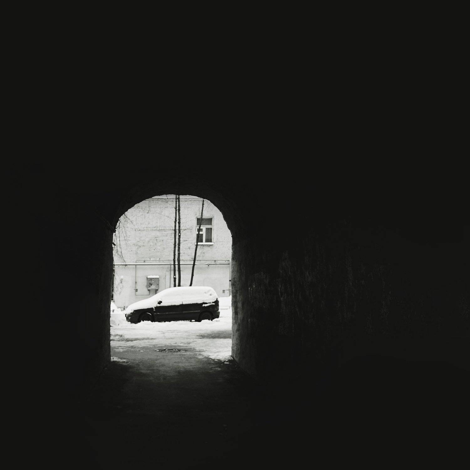 чб, черно-белое, ч/б, москва, двор, монохром, анна салтыкова, машина, арка, зима, минимализм, Anna Saltykowa