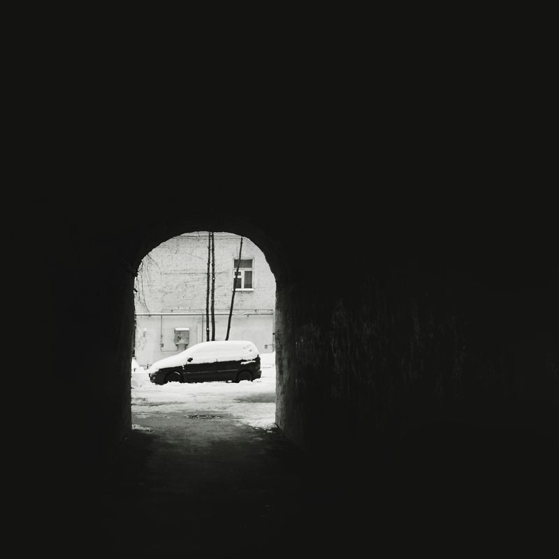 чб, черно-белое, ч/б, москва, двор, монохром, анна салтыкова, машина, арка, зима, минимализм *** фото превью