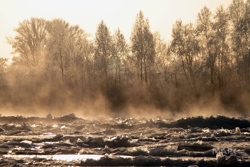 движение льда после поднятия воды в реке. зима, январь. Движение льда. фото превью