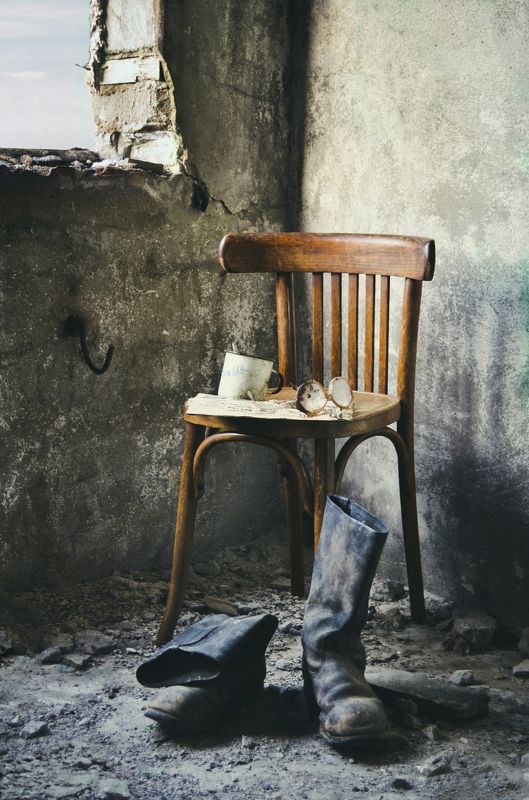натюрморт, сапоги, солдат, стул, война, весна, май, развалины Возвращение фото превью