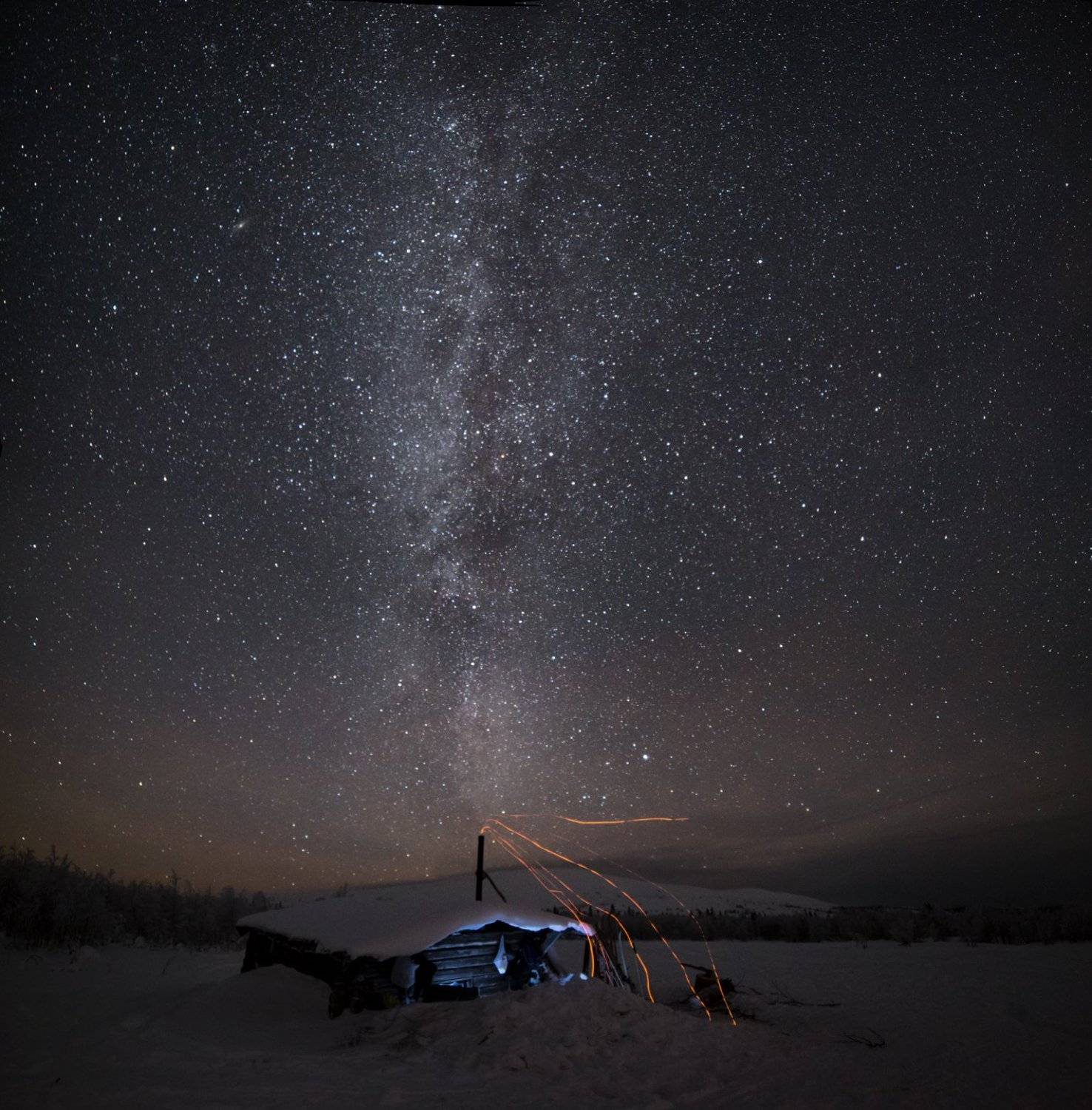 ночь, звезды, север, избушка, искры, млечный путь, зима, снег, северный урал, антон селезнев, звездный дым, Антон Селезнев