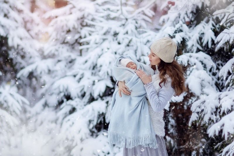 семья, младенец, ребенок, мальчик, лес, зима, елки, снег, снегопад, улыбка, первый, месяц, мама Первый месяц жизни фото превью