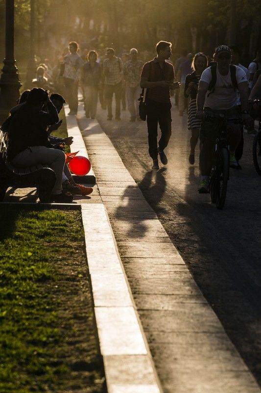 Люди, город, улица, жанр, человек, свет, цвет, вечер, красный, шар,  *** фото превью