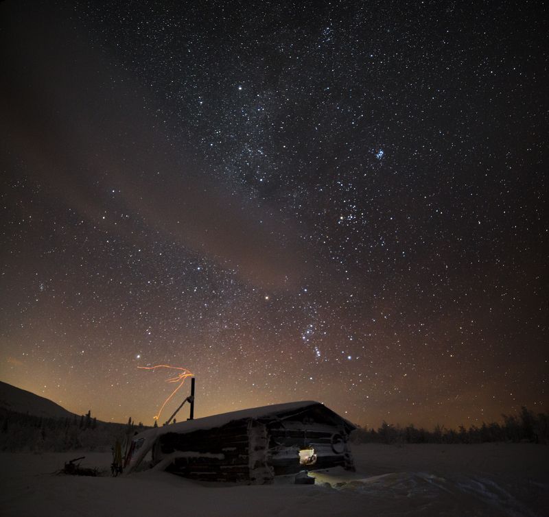 зима, горы, урал, снег, звезды, млечный путь, орион, избушка, окно, свет, восход, луна, облака, романтика, антон селезнев Перед восходом Луны фото превью
