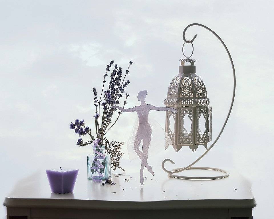 натюрморт, ожидание весны, лаванда, интерьер, фигурка балерины, фонарь, свеча, воздушность, небесный фон, Ирина Приходько