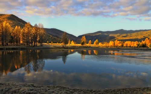 Порозовели  на рассвете облака