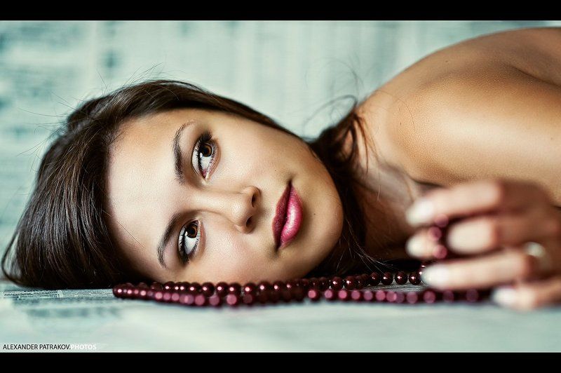 девушка, бусы она фото превью
