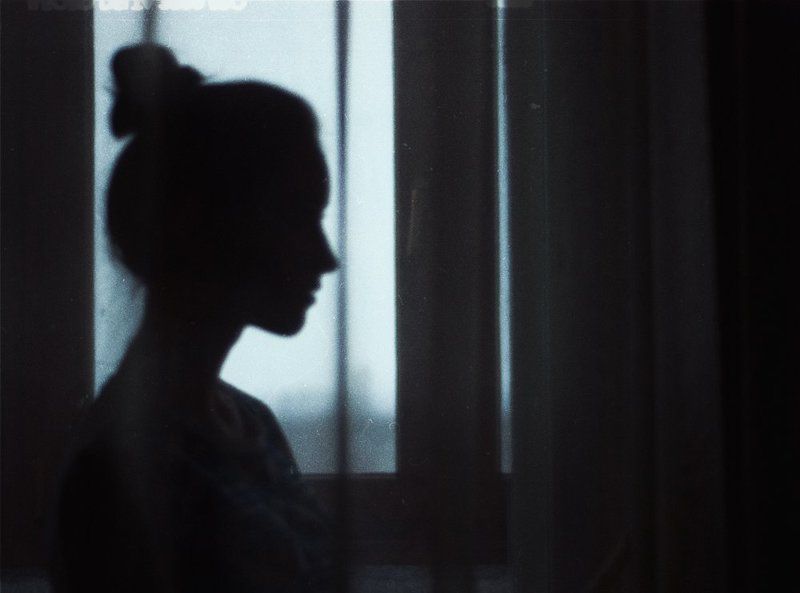 девушка, силуэт, окно, цвет, профиль Watch me фото превью