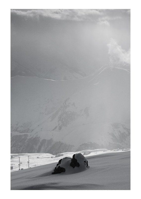 грузия, горы, гудаури Про горы, облака, одинокий камень, маленькую тучку и солнечный лучик фото превью