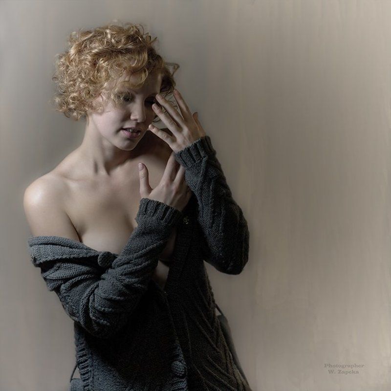 девушка , смутилась, стесняется *** фото превью