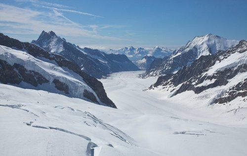 Ледниковая река, снежные берега