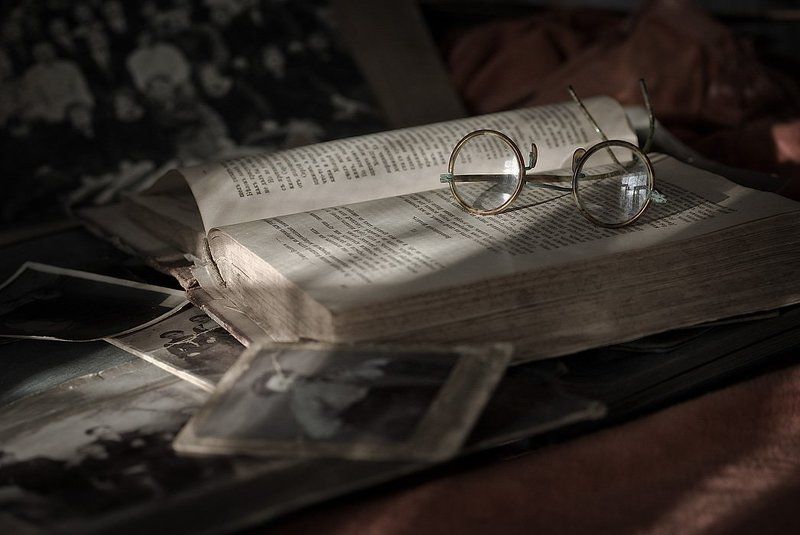 старые очки, старые книги, старые фото вне времени фото превью