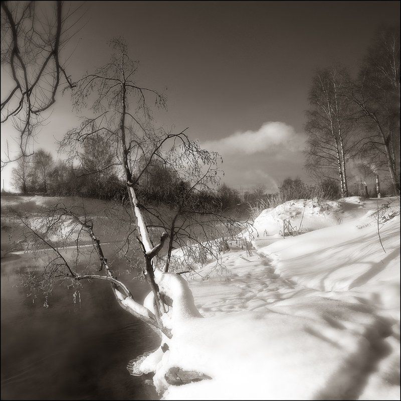 The snow-covered river фото превью
