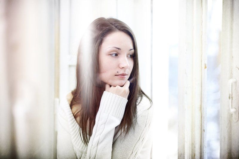 девушка, окно, розанов у окна фото превью