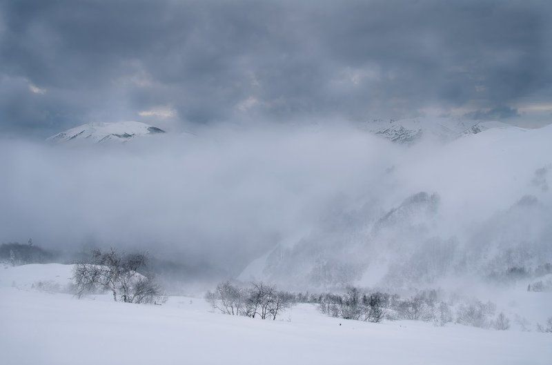 Туман, горы и перевал. фото превью