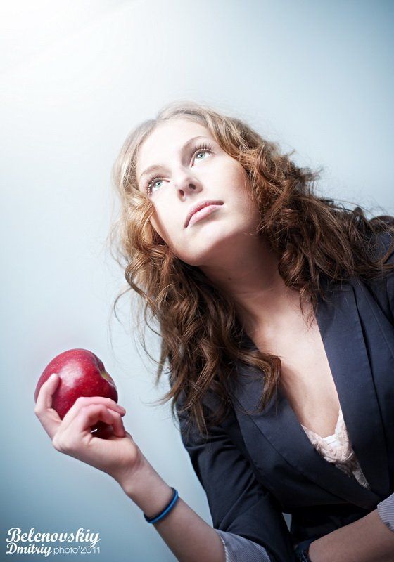 девушка, яблоко, платье, свет *** фото превью