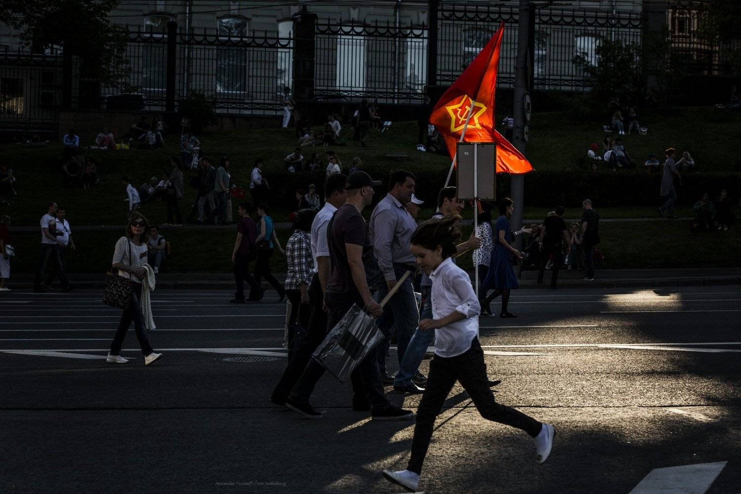 Люди, город, улица, жанр, счет, тени, цвет, красный, человек, праздник, репортаж, дорога, , АлександрТутаев