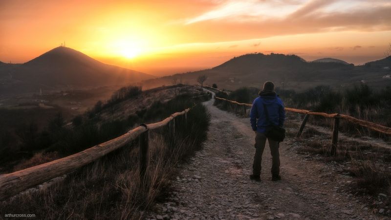 Наблюдая за закатом солнца фото превью