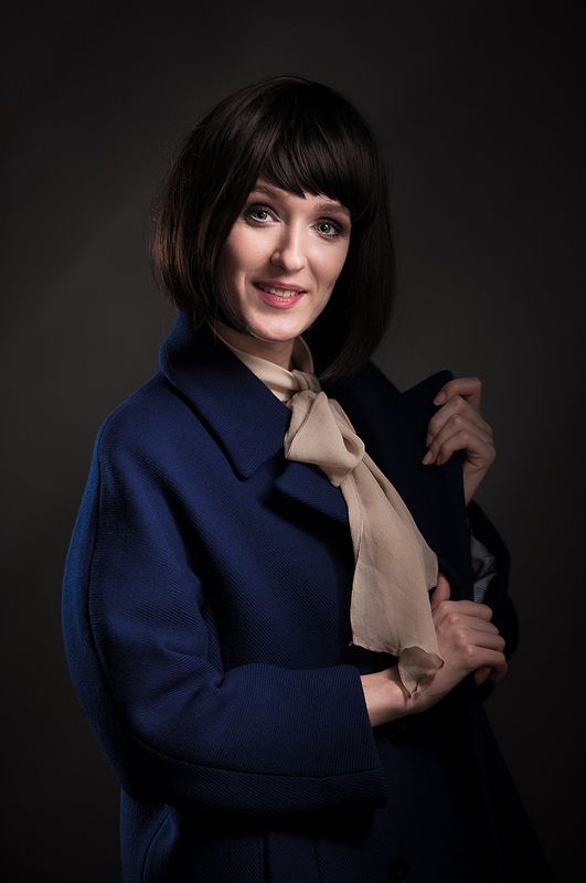 портрет, гламур, фотостудия, студийная, постановочная, классический, женщина, взгляд, художественная, art, fine art, beauty, психологический, люди, улыбка Портрет дамы в синем пальто... фото превью