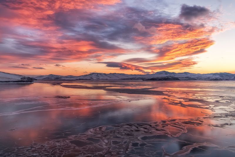 байкал, лед, закат, облака, ветер, горы Огненный танец фото превью