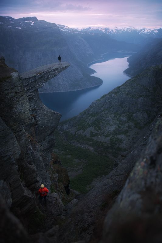Троллтунга. Пропасть в 700 метров фото превью
