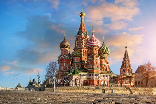Покровский собор в рыжем свете утра