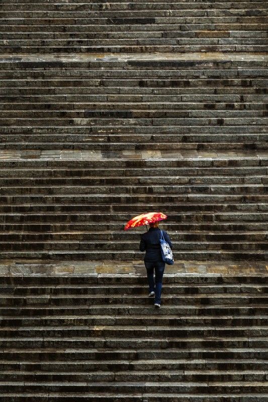 Люди, город, улица, жанр,человек, минимализм, лестница, зонт, *** фото превью
