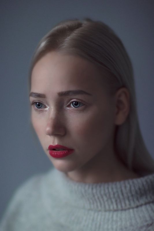 portait girl model eyes blonde bokeh grey веснушки freckles Elfie фото превью