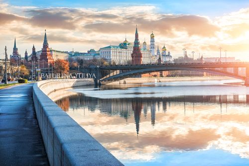 Раннее солнечное утро у Кремля