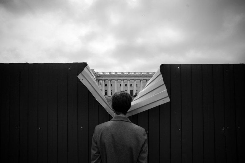 стрит, чб, забор, Пушкин, Санкт-Петербург, концепт, метафизика, дворец Прохожий наблюдает за происходящим за забором фото превью