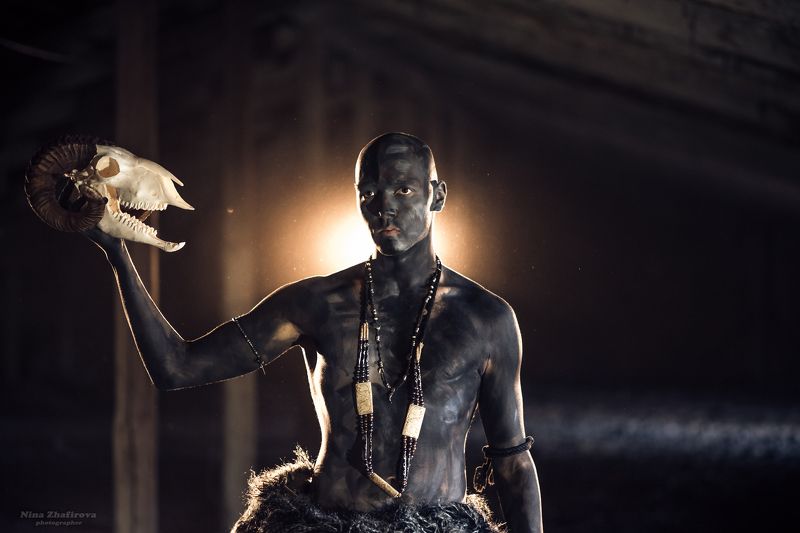 дым,  контровой свет, череп, мужчина, торс Мавр фото превью