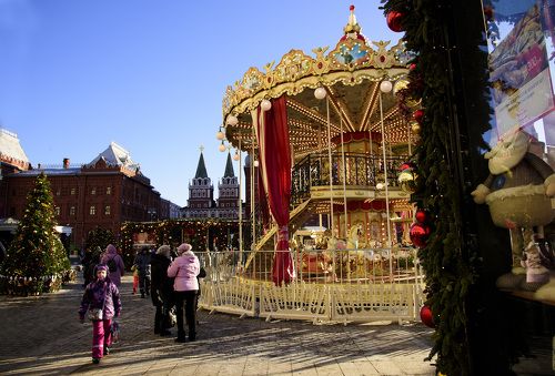 Россия, Москва. Карусель на Манежной площади.