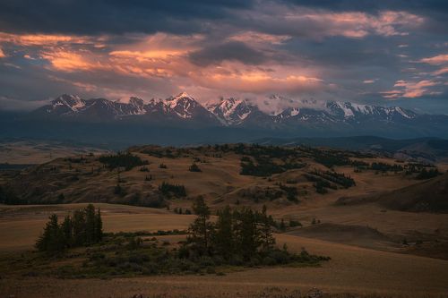 Северо-Чуйский хребет на рассвете / Sundawn at North-Chuya range