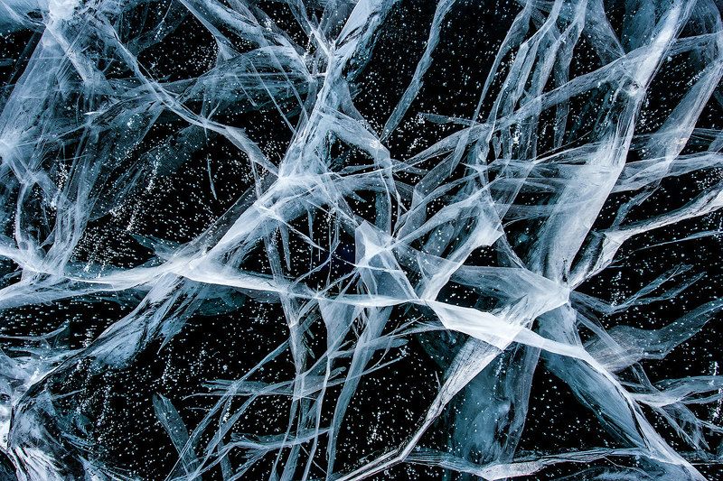 Прозрачный на метр. Байкал зимой. фото превью