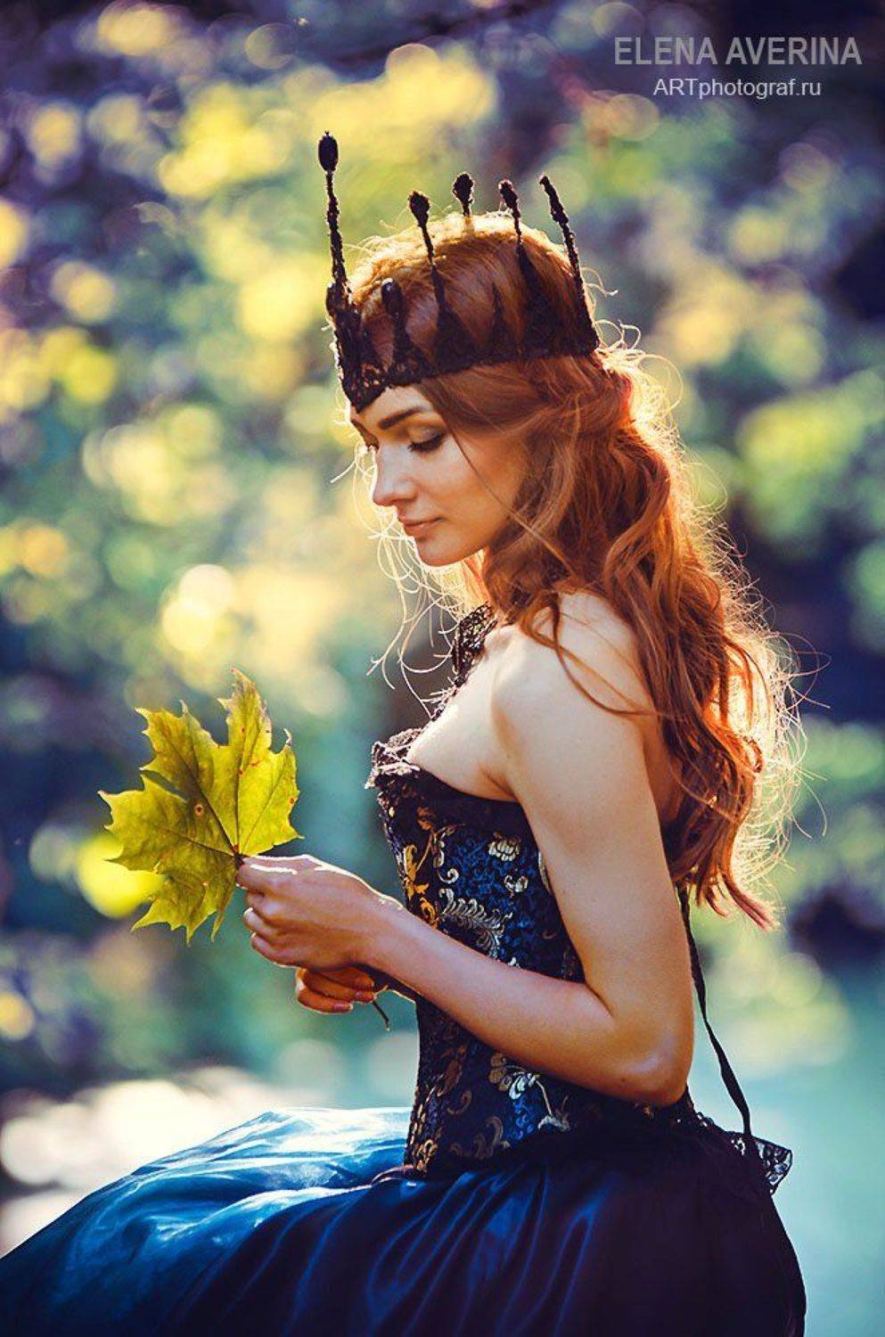 осень, королева, девушка в короне, девушка в лесу, синее платье, корсет, сказочная фотосессия, портрет девушки, творческая фотосессия, Аверина Елена