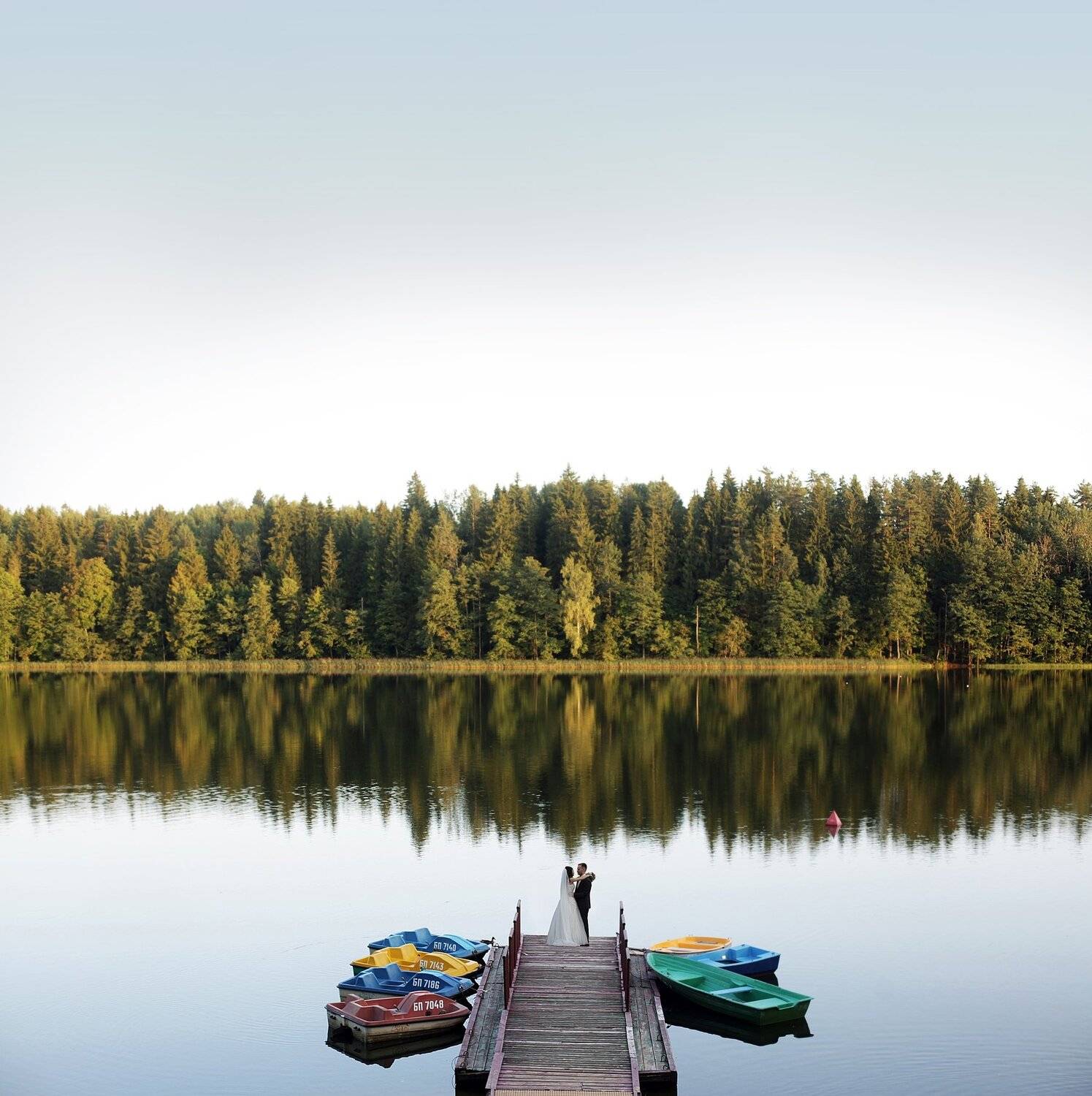 умиротворение природа крупенино беларусь молодожены жених невеста объятия озера лето лес belarus krupenino pomoleyko lovely wedding, Павел Помолейко