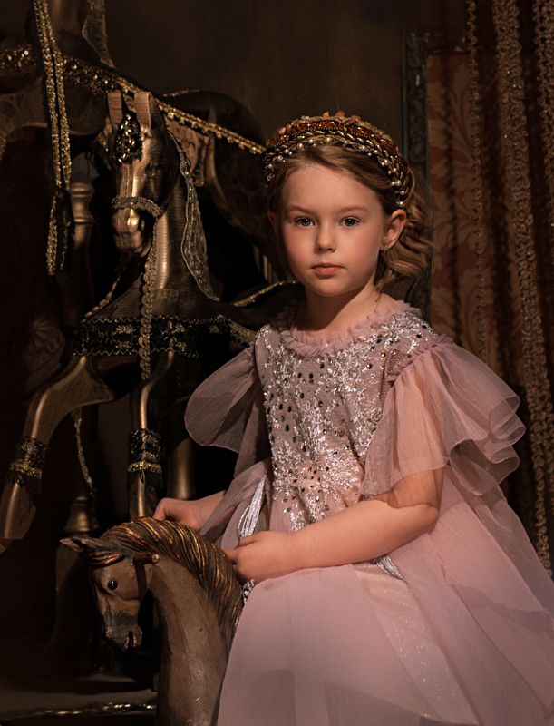 девочка, детское фото, лошадки, платье, кукла Девочка с лошадками фото превью