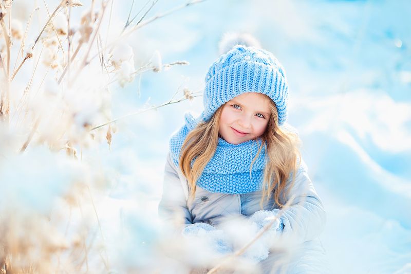 зима красивая девочка природа мороз дети прогулка снег иней сказка Lovely frosty day фото превью