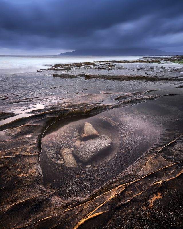 bay, beach, beautiful, blue, cliff, clouds, coast, coastal, dusk, eigg, europe, evening, golden, highlands, island, isle, kingdom, landscape, lochaber, nature, ocean, overcast, pebbles, rain, rainy, rhum, rock, rocky, rum, scenic, scotland, scottish, sea, Rocky Beach in the Evening, Isle of Eigg, Scotland, United Kingdom фото превью